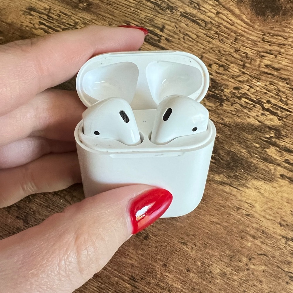 Like New AirPods 2nd Generation